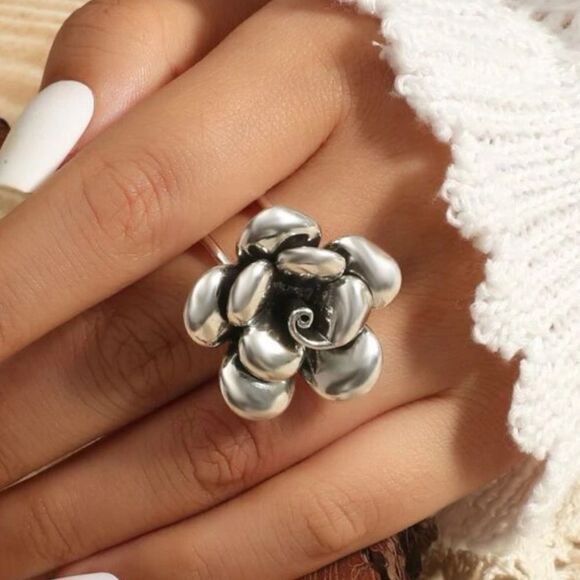 Free People Jewelry - flower ring H89